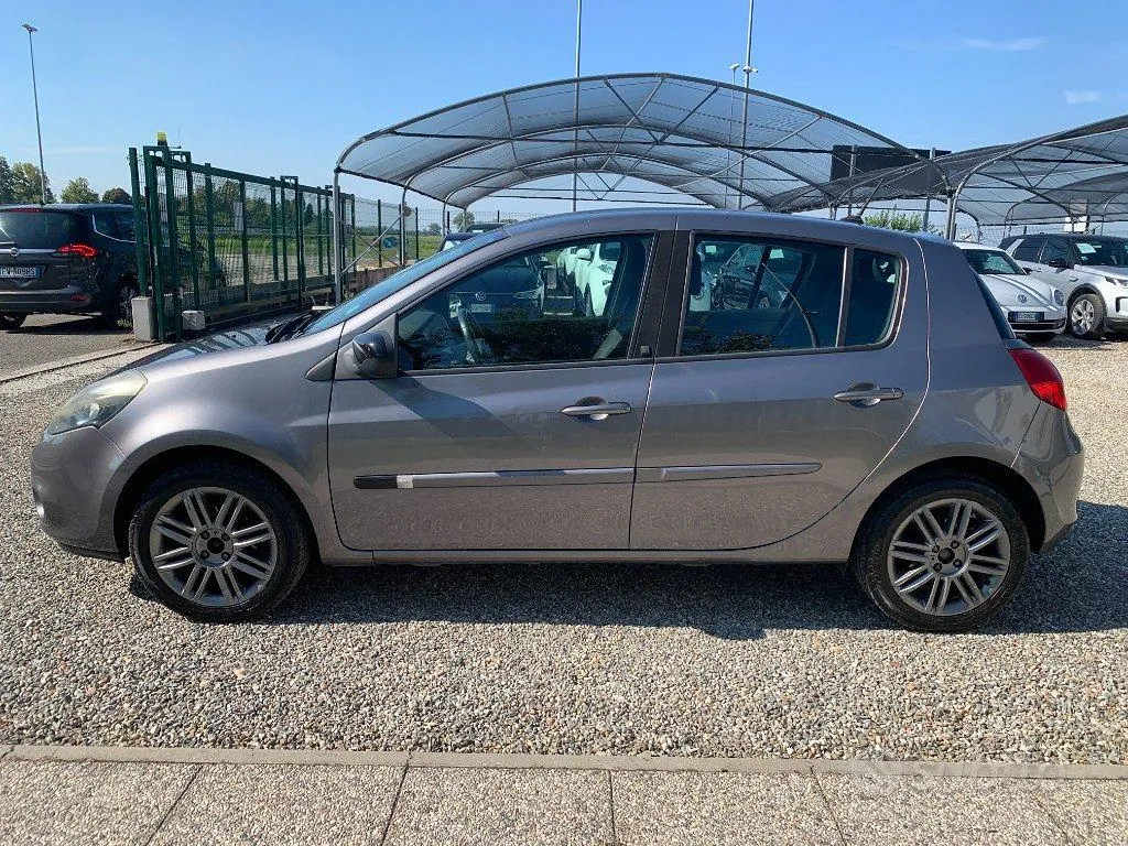 Renault Clio 2011 photo 2
