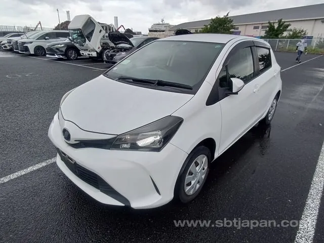 Toyota Vitz 2015 photo 2