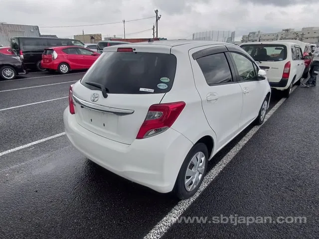 Toyota Vitz 2015 photo 4