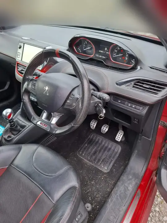 Peugeot 208 2014 photo 2