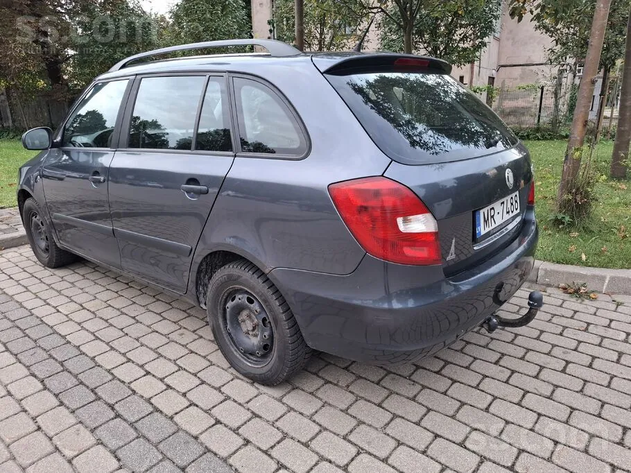 Skoda Fabia 2010 photo 4