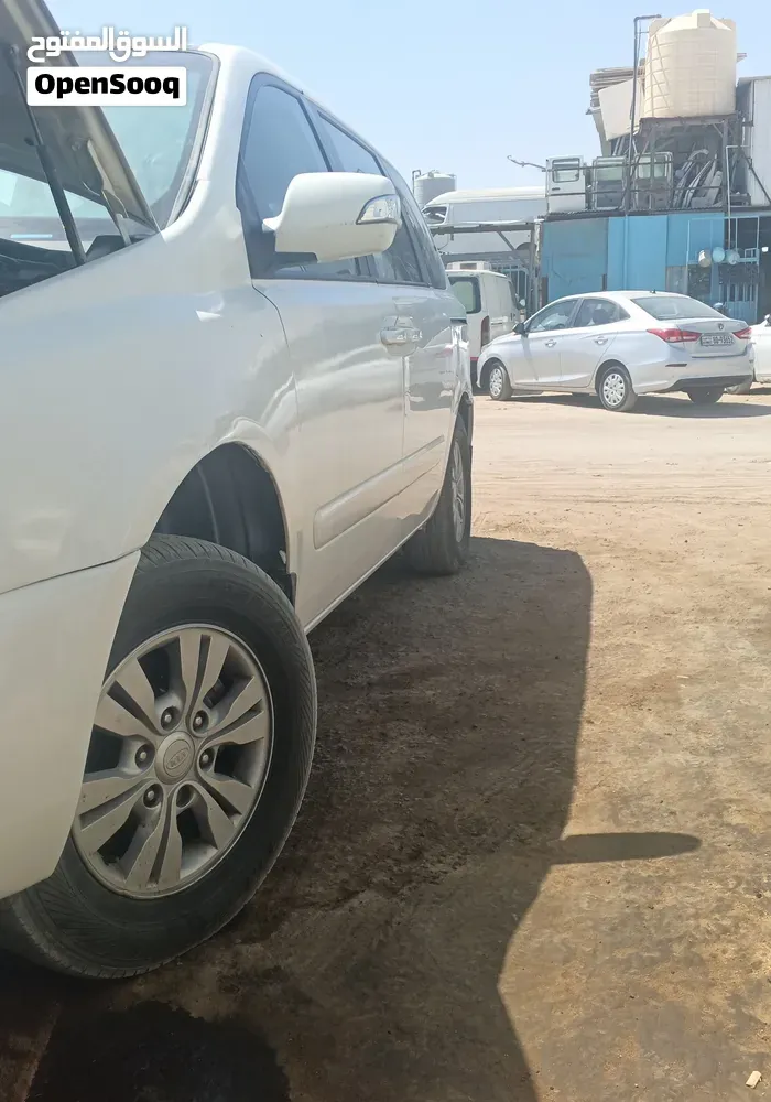 Kia Carnival 2013 photo 5