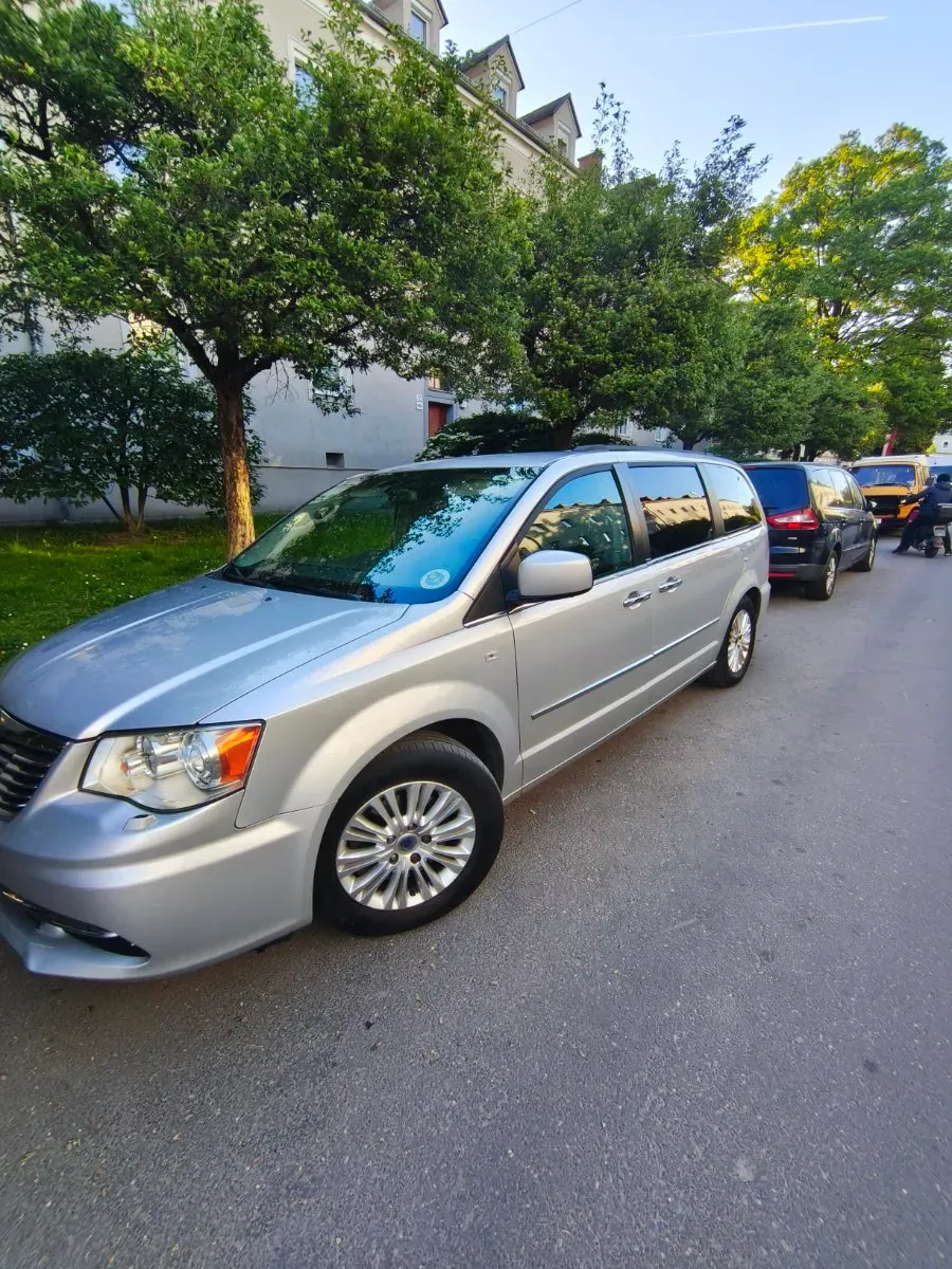 Lancia Voyager 2012 photo 2