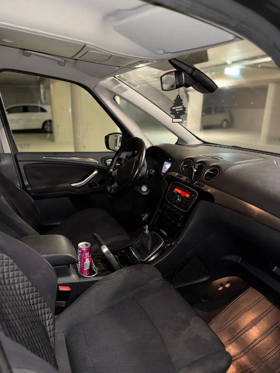 Ford Galaxy 2011 photo 2