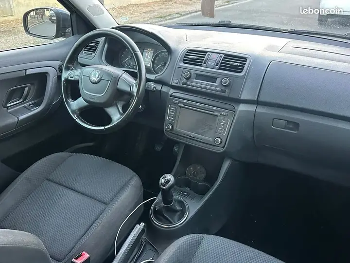 Skoda Fabia 2011 photo 2
