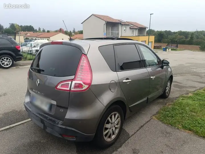Renault Megane 2011 photo 2