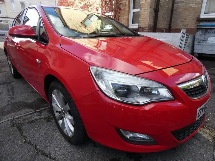 Vauxhall Astra 2012 photo 2