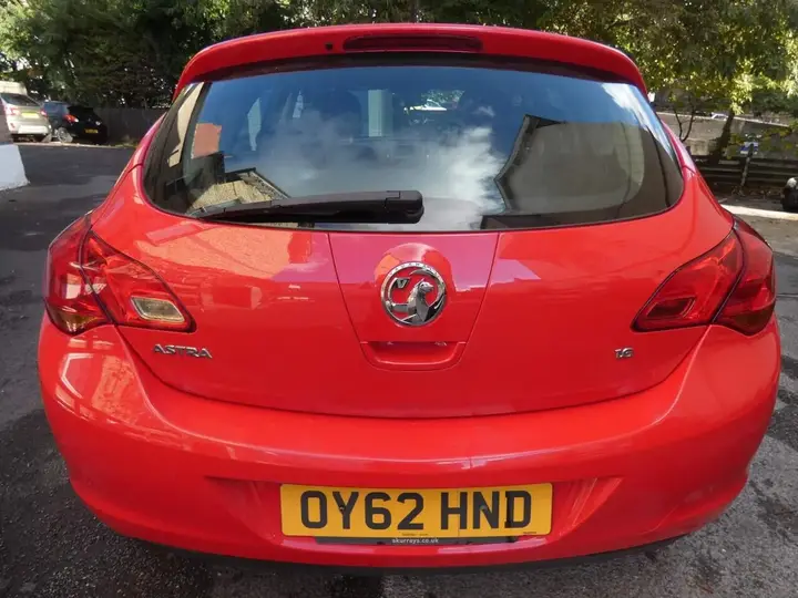 Vauxhall Astra 2012 photo 5