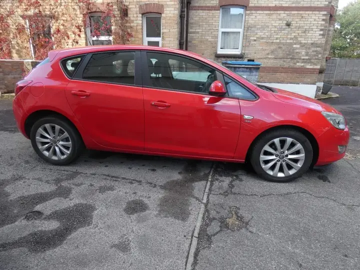 Vauxhall Astra 2012 photo 3