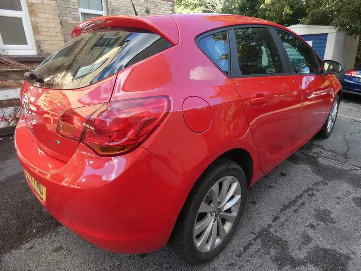 Vauxhall Astra 2012 photo 4
