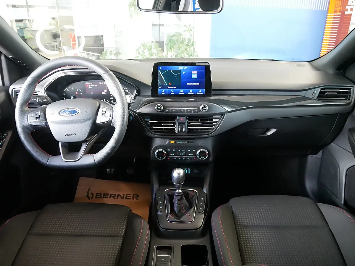 Ford Focus 2022 photo 2