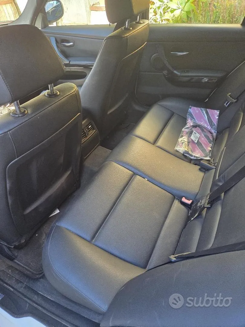 BMW 3 Series 2010 photo 3