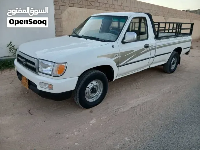 Toyota Hilux 2004 photo 2