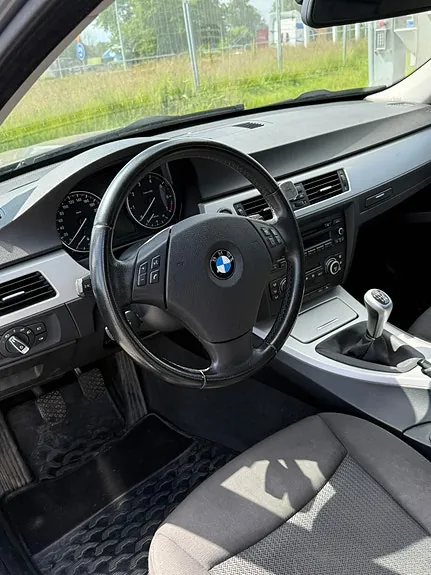 BMW 318I 2009 photo 3