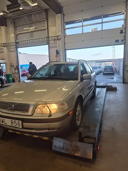 Volvo V40 1999 photo 2