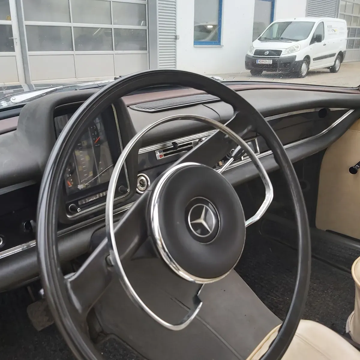 Mercedes-Benz 230 1966 photo 3