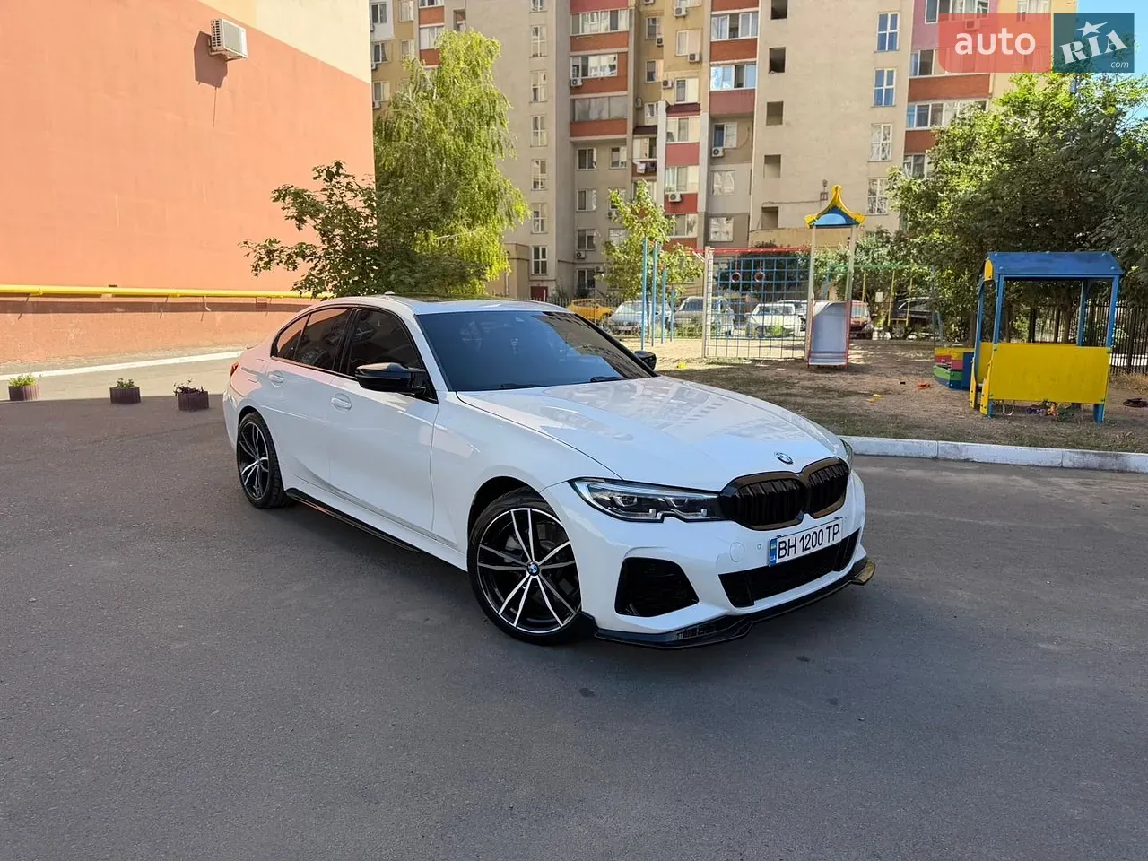BMW 3 Series 2019 photo 2