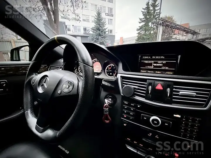 Mercedes-Benz E220 2011 photo 4