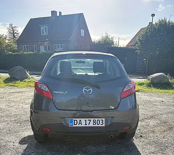 Mazda 2 2010 photo 3