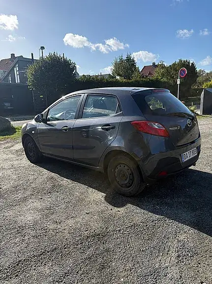 Mazda 2 2010 photo 2
