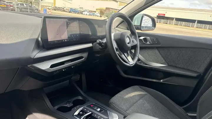 BMW 1 Series 2025 photo 2