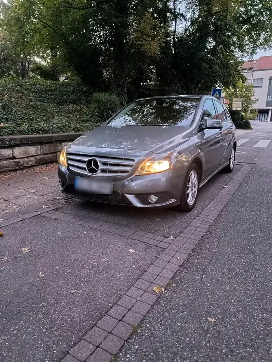 Mercedes-Benz B180