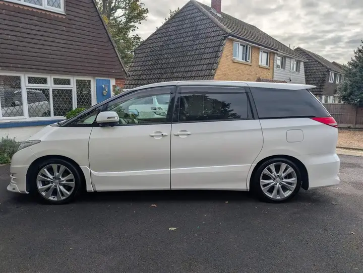 Toyota Estima 2022 photo 2