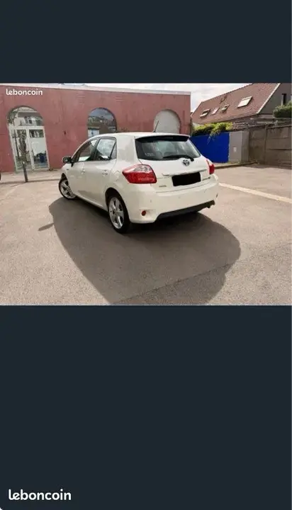 Toyota Auris 2011 photo 2
