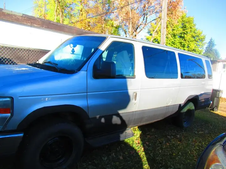 Ford E-350 2011 photo 2