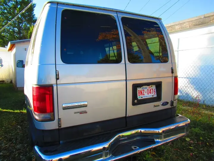 Ford E-350 2011 photo 3