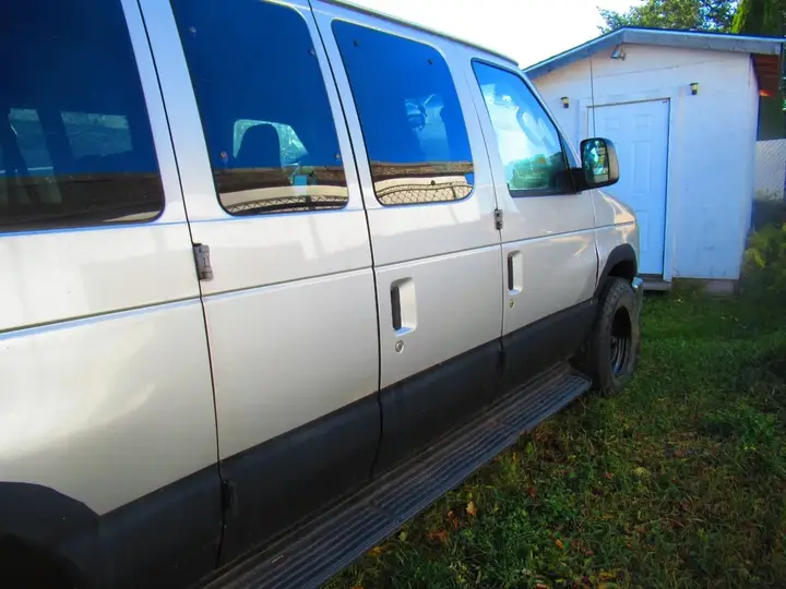 Ford E-350 2011 photo 4