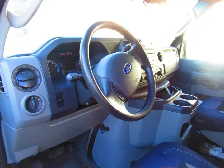 Ford E-350 2011 photo 5