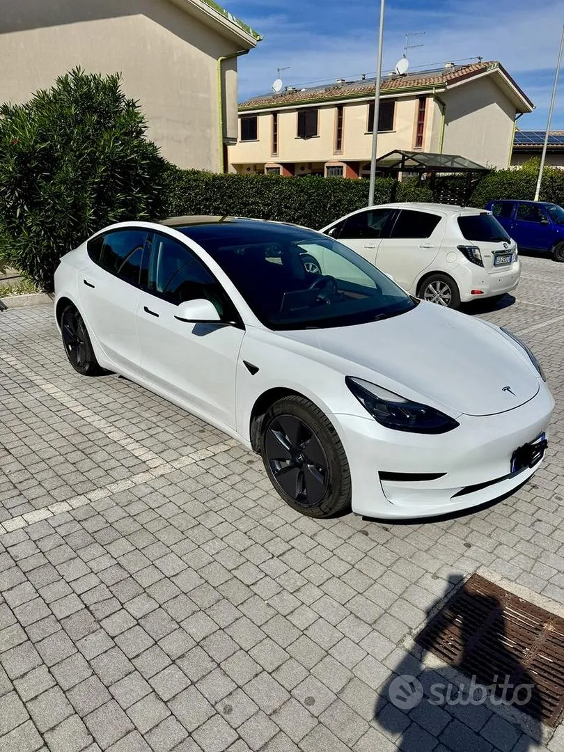 Tesla Model 3 2023 photo 2