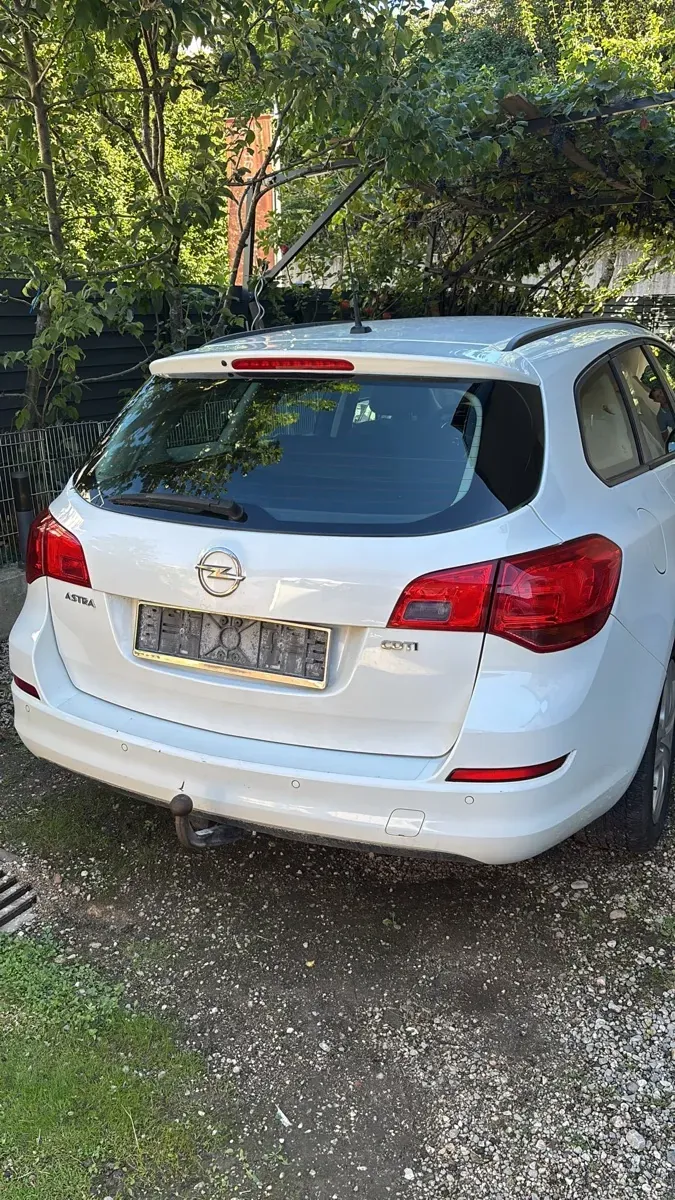 Opel Astra 2012 photo 2