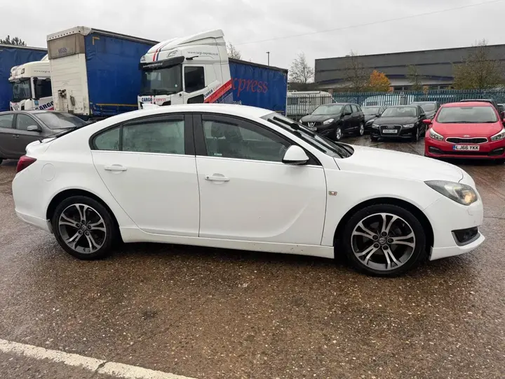 Vauxhall Insignia 2017 photo 2