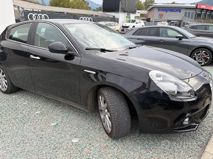 Alfa Romeo Giulietta 2015 photo 2