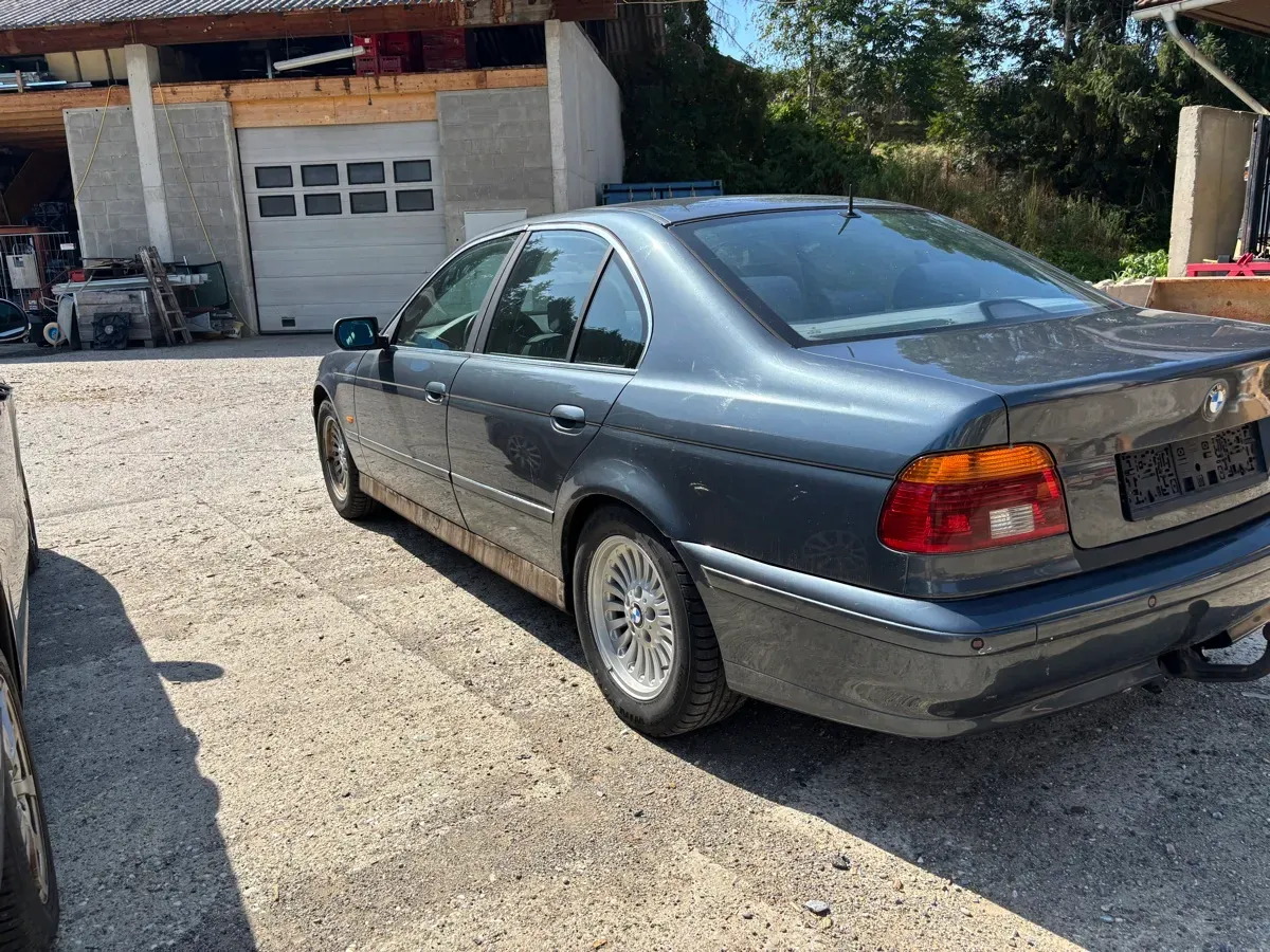 BMW 5 Series 2001 photo 2