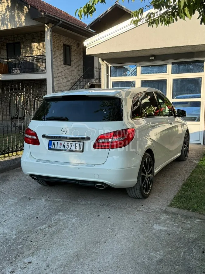 Mercedes-Benz B180