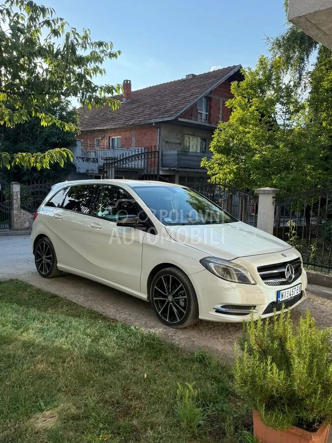 Mercedes-Benz B180 2013 photo 2