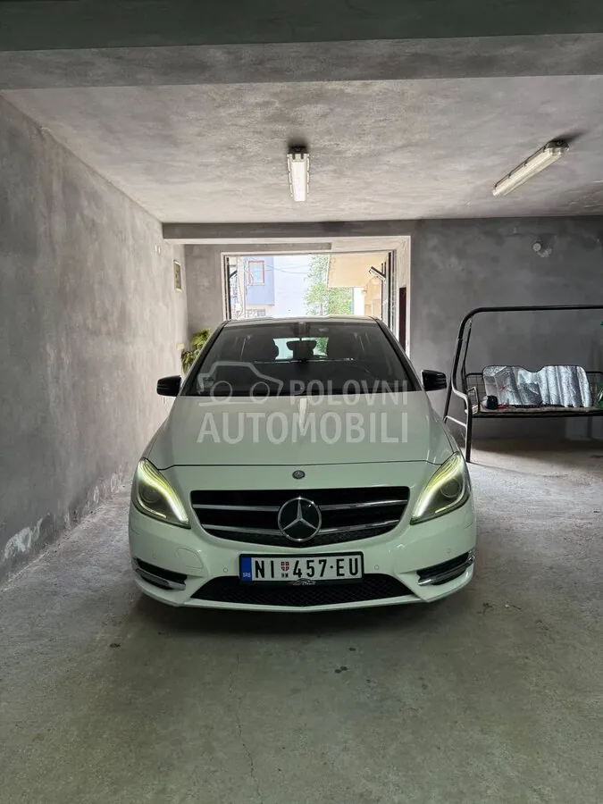 Mercedes-Benz B180 2013 photo 3