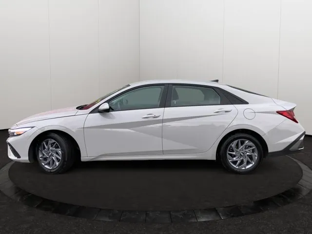 Hyundai Elantra 2025 photo 2