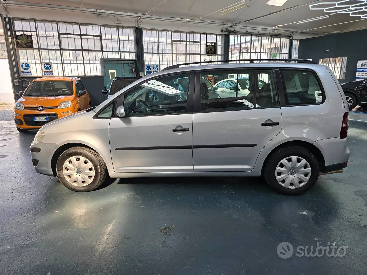 Volkswagen Touran 2010 photo 2