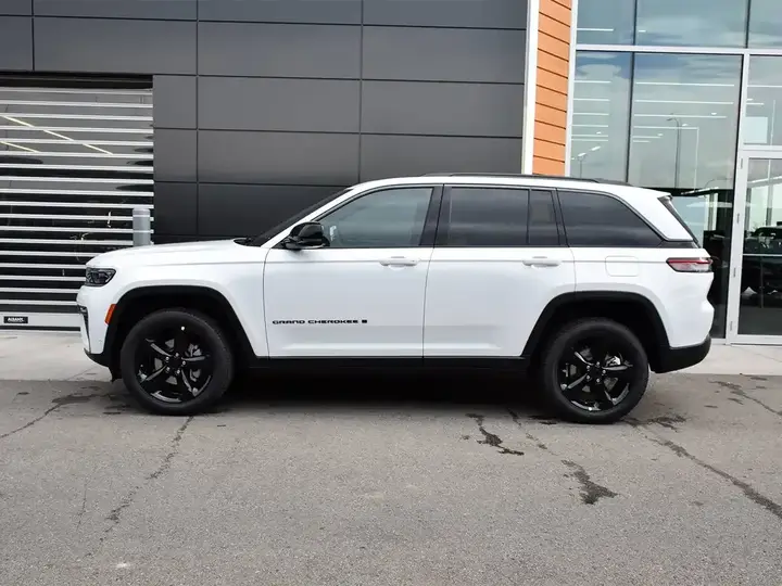 Jeep Grand Cherokee 2026 photo 3