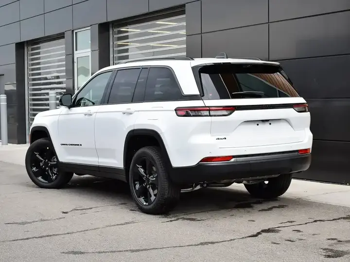 Jeep Grand Cherokee 2026 photo 4