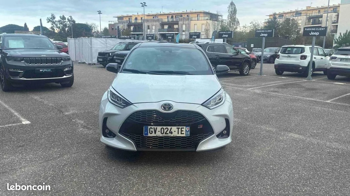 Toyota Yaris 2023 photo 2