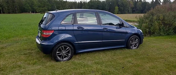Mercedes-Benz B180 2010 photo 2