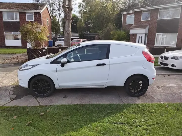 Ford Fiesta 2010 photo 2