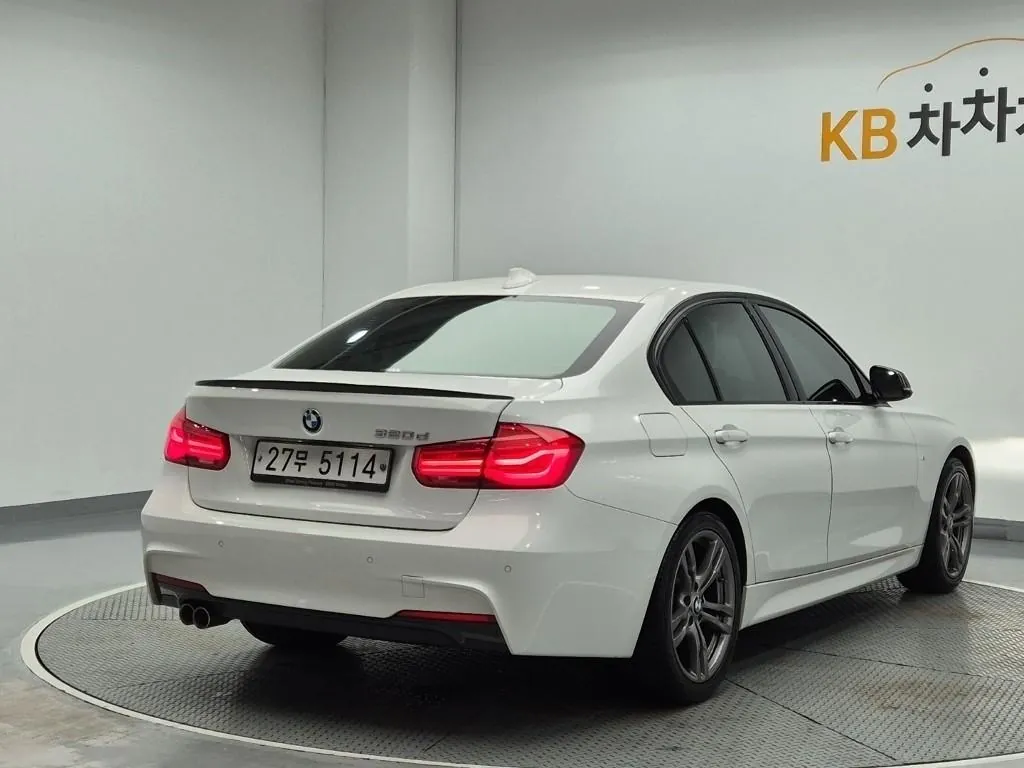 BMW 3 Series 2018 photo 3