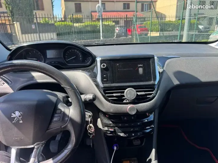 Peugeot 208 2017 photo 3