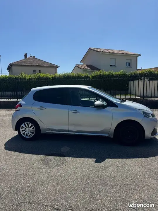 Peugeot 208 2017 photo 2